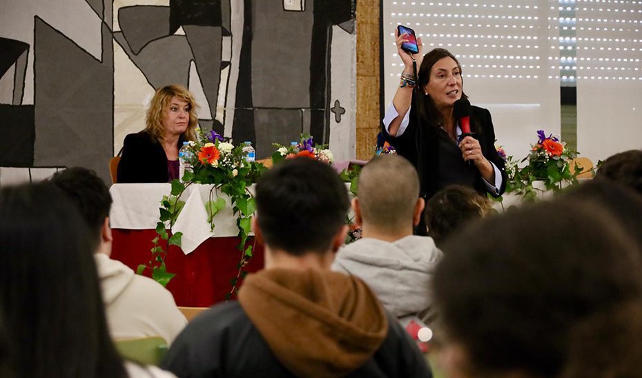 La Junta alerta de que la violencia de género es cada vez más digital y afecta a la población joven