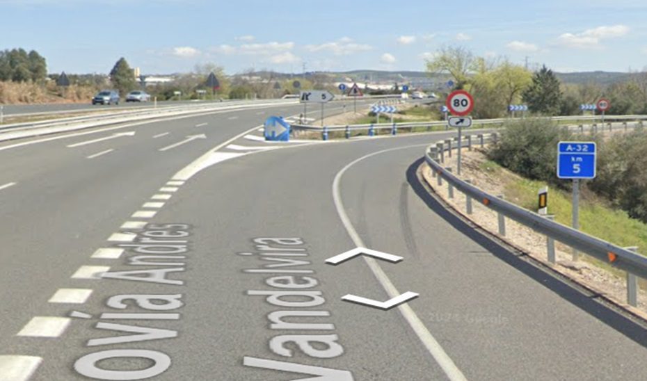 Una fallecida y un herido al colisionar un turismo, una grúa y un camión en Linares