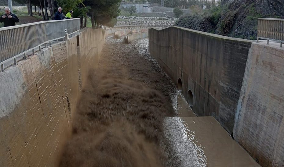 Desembalse de El Limonero para evitar atascos en los desagües y garantizar agua de calidad en Málaga
