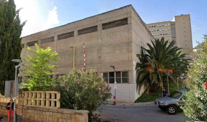 Dos hombres afectados por humo al incendiarse una lavadora en una vivienda de Martos