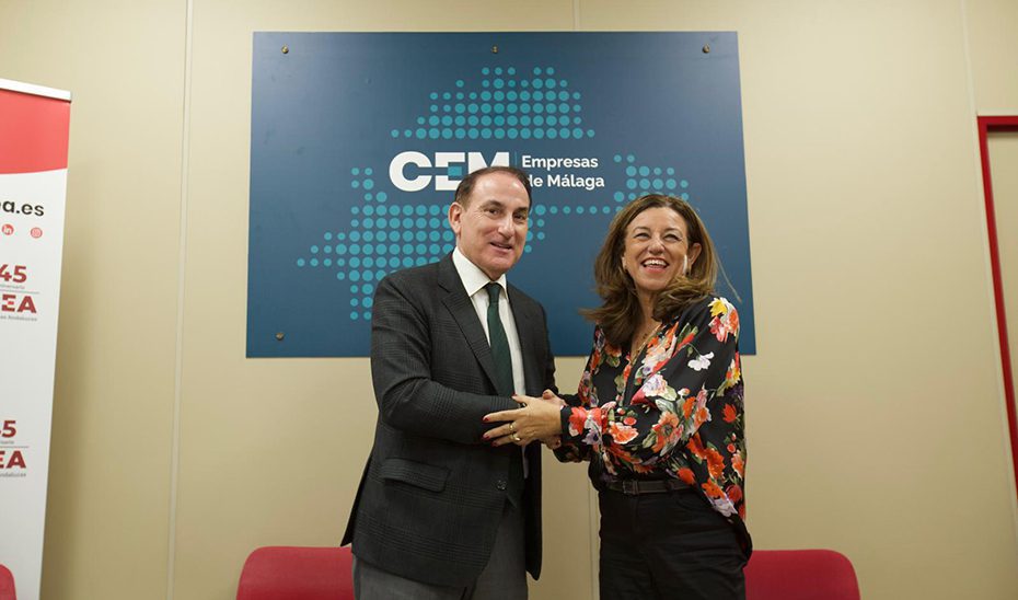 Junta y CEA firman un protocolo para impulsar la colaboración entre las empresas y la administración