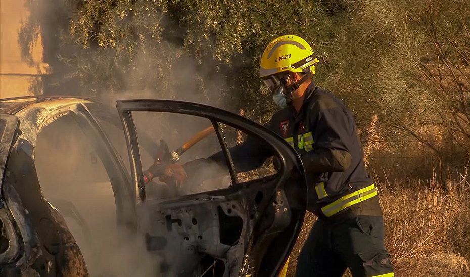 Un incendio en un garaje comunitario en Lucena obliga al desalojo preventivo de 200 vecinos
