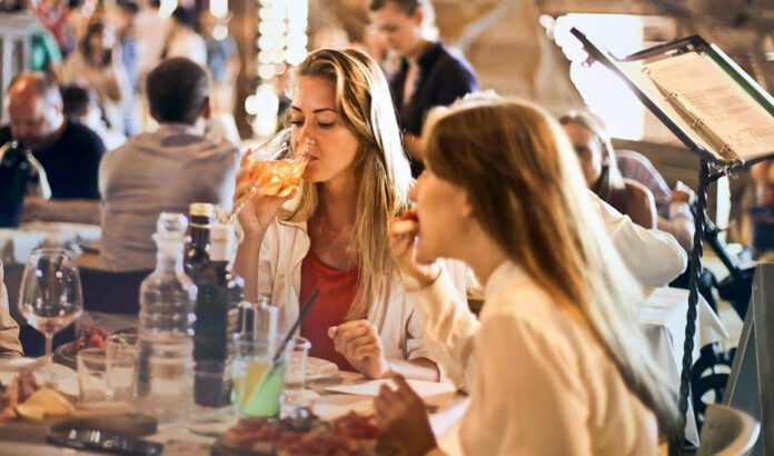 Consumo alerta de que el cobro de una cantidad adicional por reservar en un restaurante es ilegal