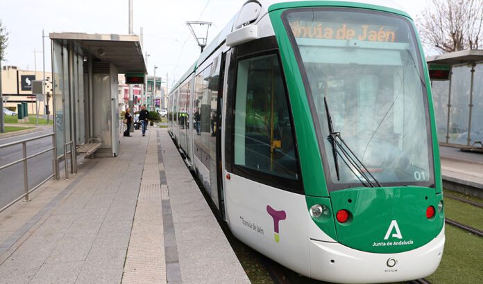 El tranvía de Jaén sale en pruebas para verificar la correcta puesta a punto de los trenes