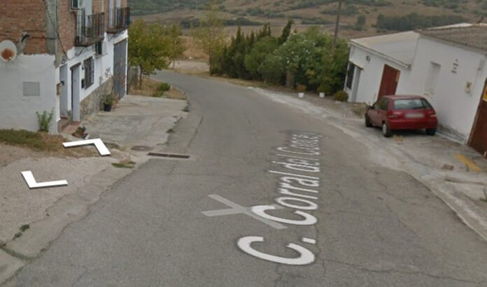 Muere un hombre tras la salida de vía de un turismo en Jimena de la Frontera
