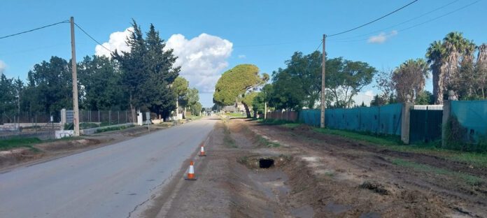 Limpieza de cunetas y sistemas de drenaje en la carretera de El Marquesado