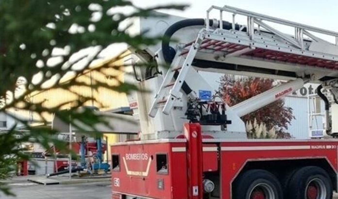 El incendio de una tienda de ropa en Adra obliga al desalojo preventivo de unos 30 vecinos