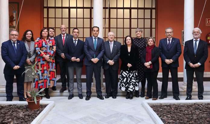 Justicia y los graduados sociales firman un convenio pionero para resolver pleitos laborales con la mediación