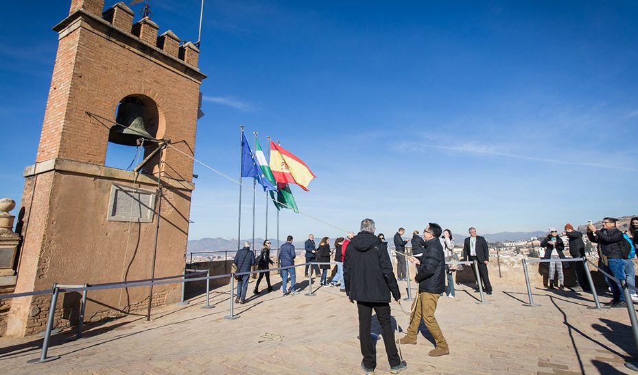 La Alhambra ofrece invitaciones a los ciudadanos para tocar la campana de la Torre de la Vela