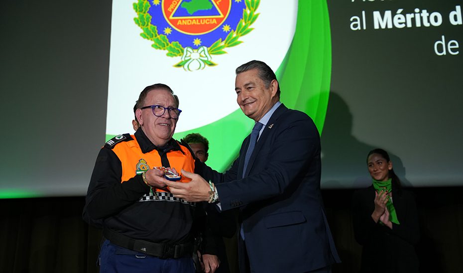 El Gobierno andaluz reconoce a 87 personas con la medalla al Mérito de Protección Civil