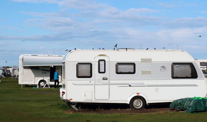 Encuentran un cuerpo sin vida en el interior de una caravana ardiendo en San Roque