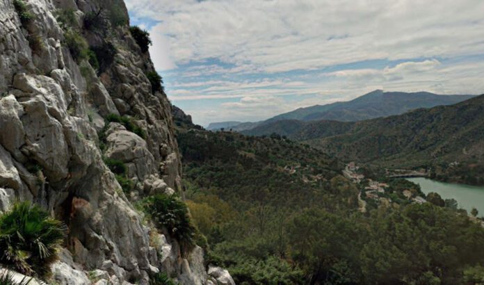 Fallece una mujer tras sufrir una caída mientras hacía escalada en Álora