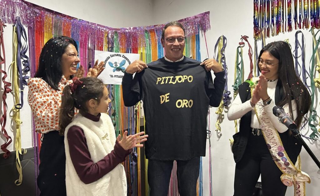 La asociación carnavalesca de Sanlúcar entrega el Pitijopo de Oro y presenta a su pregonero para 2025