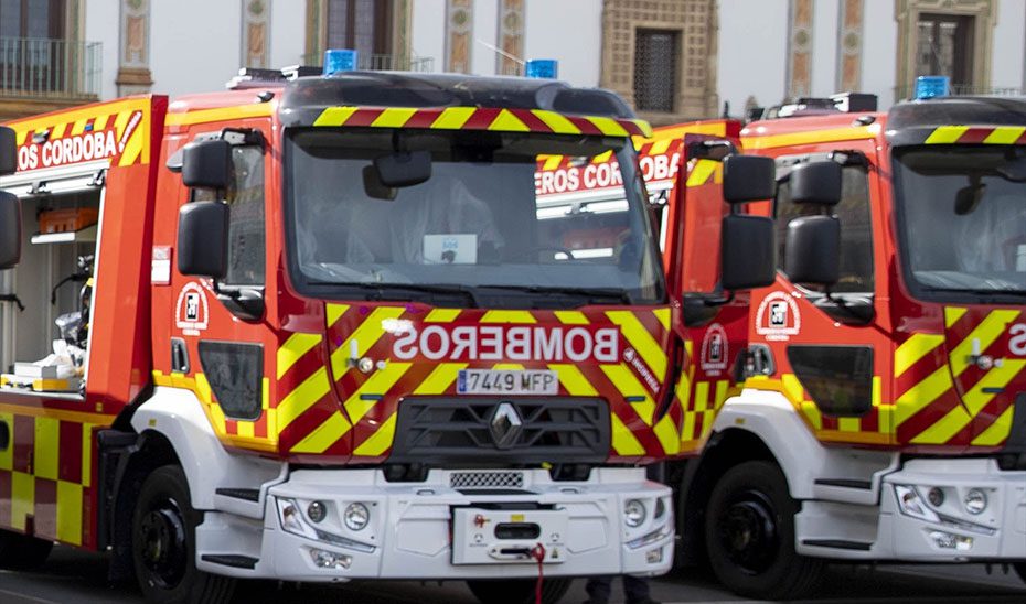 Una mujer evacuada al hospital tras el incendio de una vivienda en Lucena