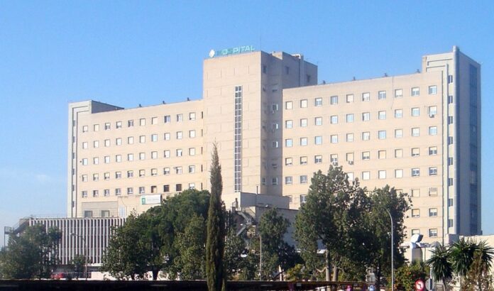 Un hombre evacuado al hospital tras el incendio de una vivienda en Alcalá de Guadaíra