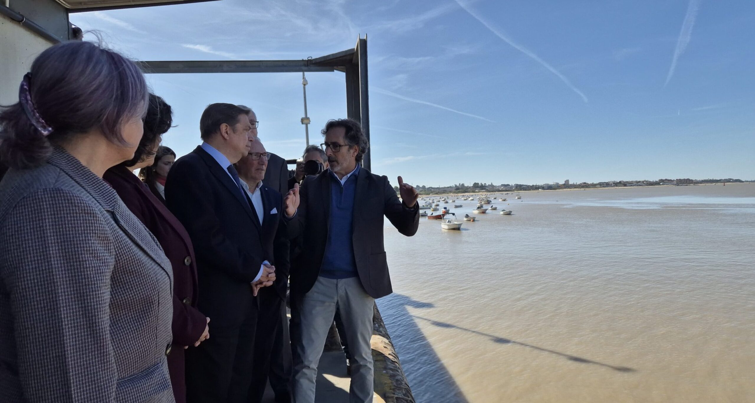 El ministro de Agricultura, Pesca y Alimentación visita el Puerto Pesquero de Bonanza