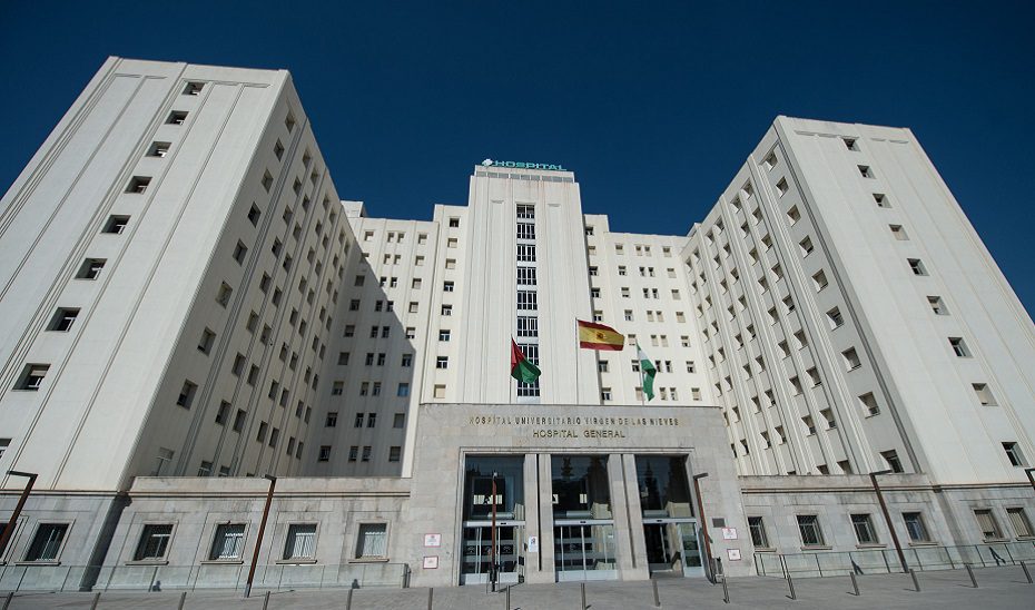 Cuatro personas afectadas al arder la instalación telefónica de un bloque en Pinos Puente