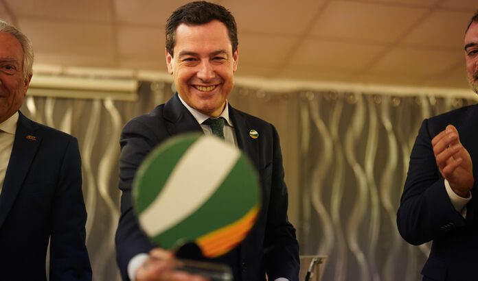 Moreno tras recibir en Terrasa la distinción de Andaluz del Año: “Este reconocimiento representa el vínculo irrompible entre Cataluña y Andalucía”