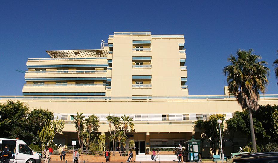 Trasladada al hospital una mujer herida en un incendio de vivienda en Marbella