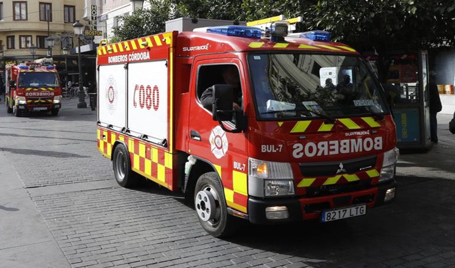 Dos hombres evacuados al hospital tras el incendio de un piso en Lucena