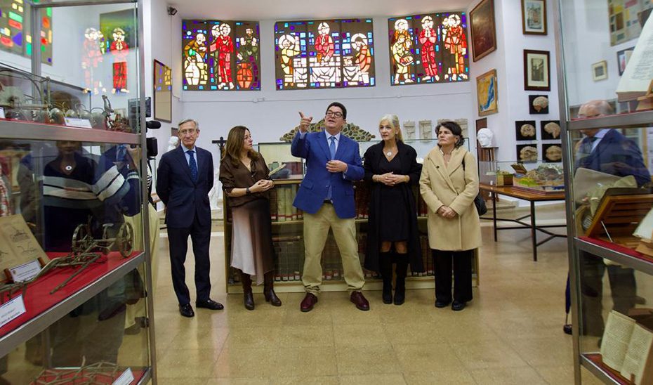 El IES San Isidoro de Sevilla abre su espacio expositivo con fondos bibliográficos que superan los 20.000 volúmenes