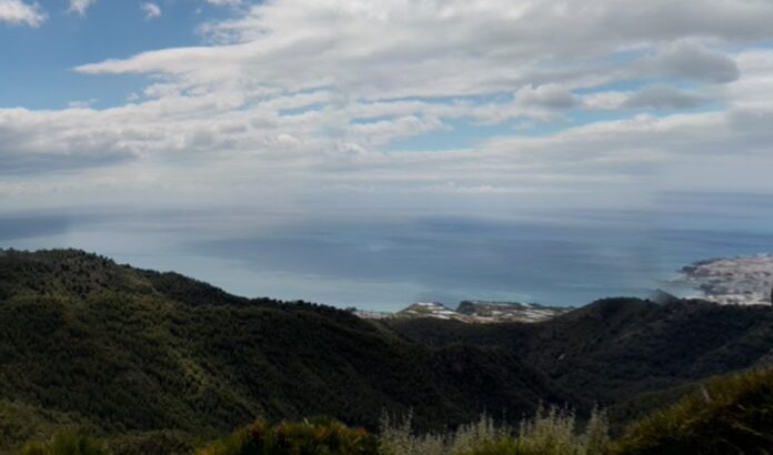 Rescatados dos senderistas perdidos y heridos en un monte de Nerja