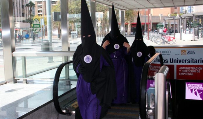 El 112 recomienda evitar aglomeraciones y respetar los cordones de seguridad en Semana Santa