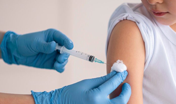 Andalucía supera el 90% de la cobertura vacunal frente a la Meningitis en todos los grupos diana