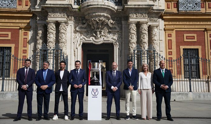 Moreno recibe en San Telmo la Copa del Rey de Fútbol que permanecerá expuesta y podrá visitarse hasta el sábado
