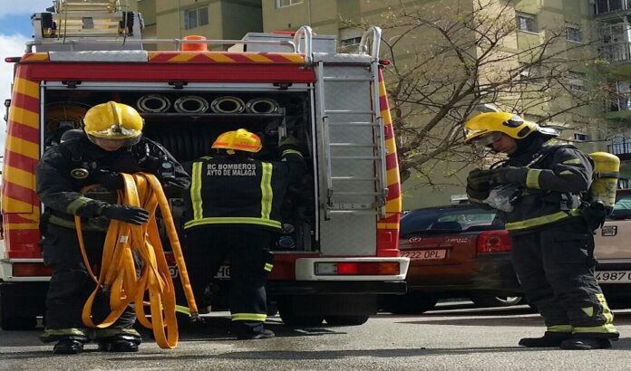Una veintena de personas afectadas tras un incendio de vivienda en Málaga capital