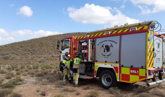 Tres personas afectadas tras un incendio en una cochera de El Ejido