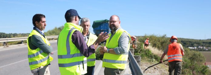 Iniciadas las tareas de desbroce y limpieza en la carretera de acceso al Poblado de Doña Blanca