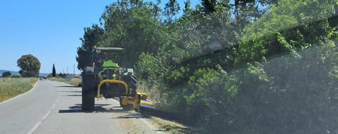 Diputación intensifica las tareas de desbroce en carreteras de la red provincial