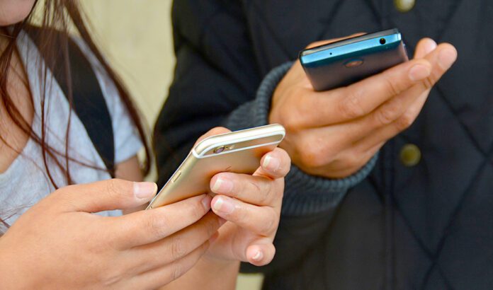 Un programa de recompensas pretende disminuir el uso del teléfono móvil entre los jóvenes