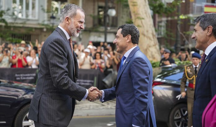 El presidente de la Junta, Juanma Moreno, acompaña al Rey Felipe VI en su visita a Granada