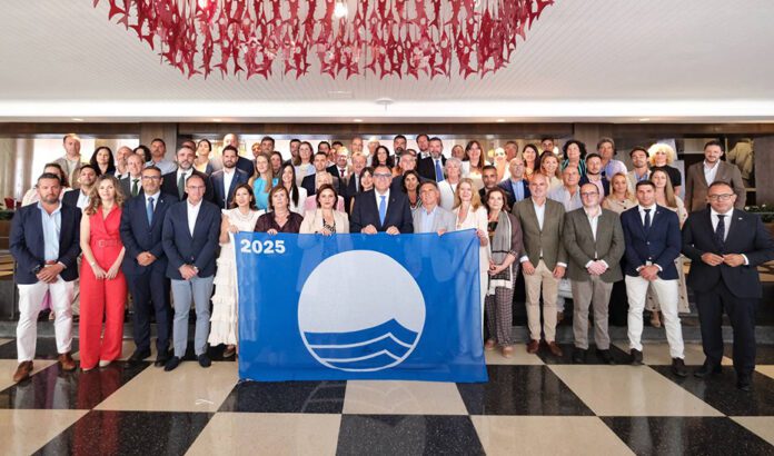 Entregadas las Banderas Azules 2025 a los municipios con la sostenibilidad, la calidad y la cogobernanza como ejes de la marca Andalucía