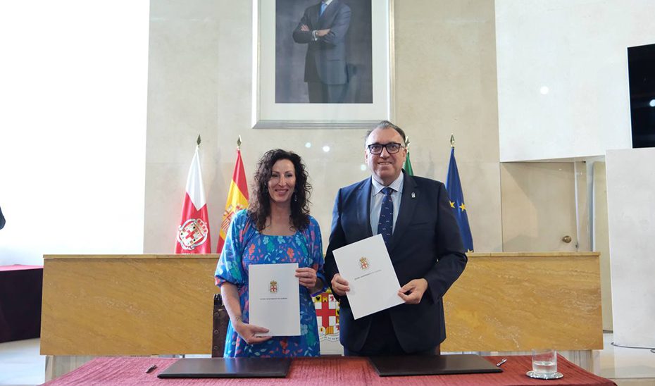 La Junta suscribe en Almería el sexto convenio para el control de viviendas de uso turístico