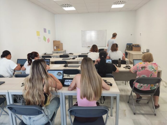 Mujeres de Puerto Serrano recibirán formación para afrontar entrevistas de trabajo virtuales