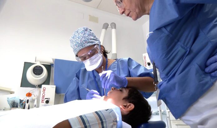 Andalucía amplía la atención bucodental infantil y facilita la cita con el dentista de Atención Primaria