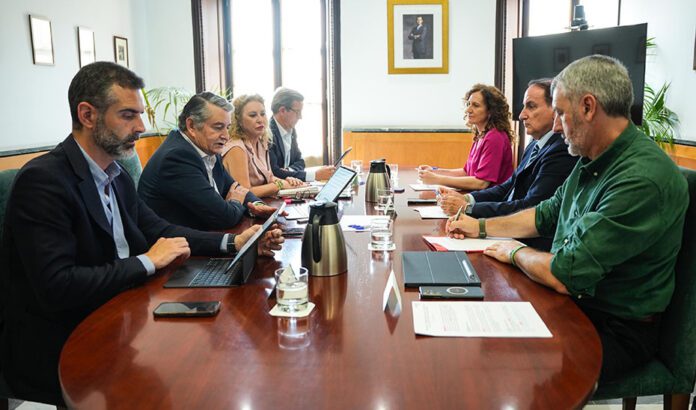 La Junta reúne la mesa de Diálogo Social para tratar los aranceles de Estados Unidos a Europa