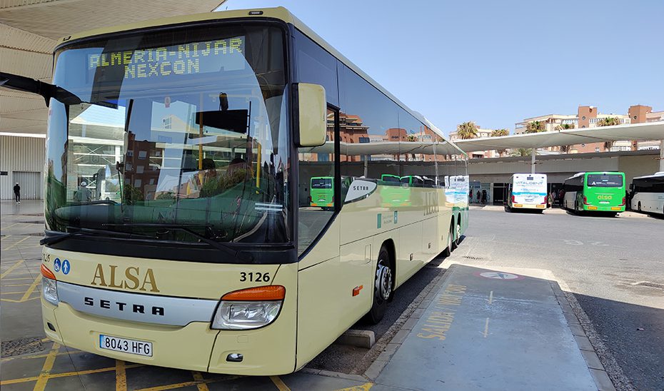 La Junta conecta los municipios del interior y las playas con 28 rutas en autobús en cuatro provincias