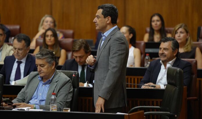 Moreno lamenta la estrategia de intentar embarrar el debate parlamentario y pide mantener a Andalucía al margen