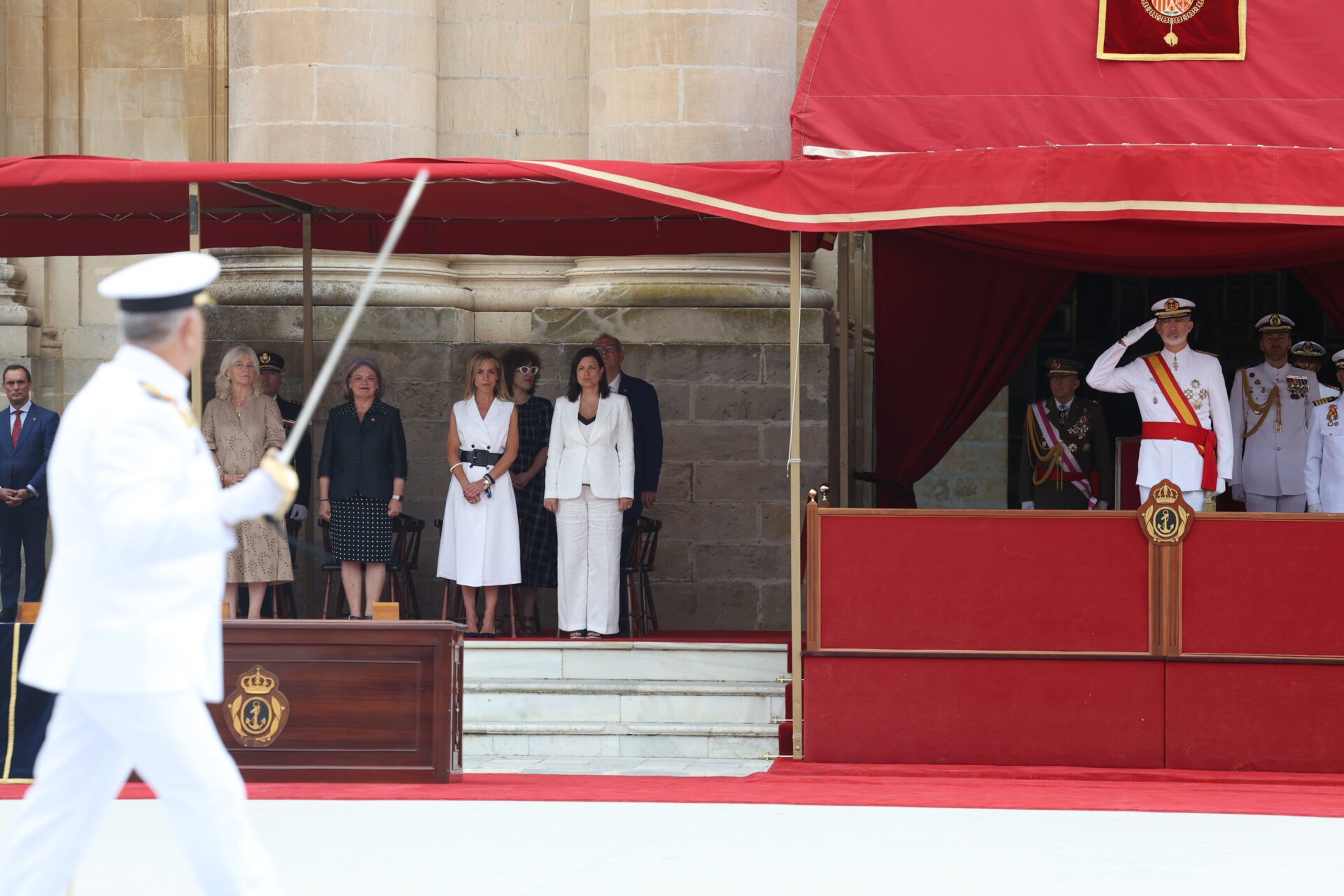 Almudena Martínez entrega los sables al alumnado más destacado de la nueva promoción de suboficiales de la Armada