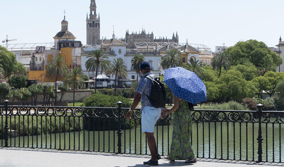 Una correcta hidratación y evitar exponerse al sol en las horas centrales, consejos del 1-1-2 ante el calor