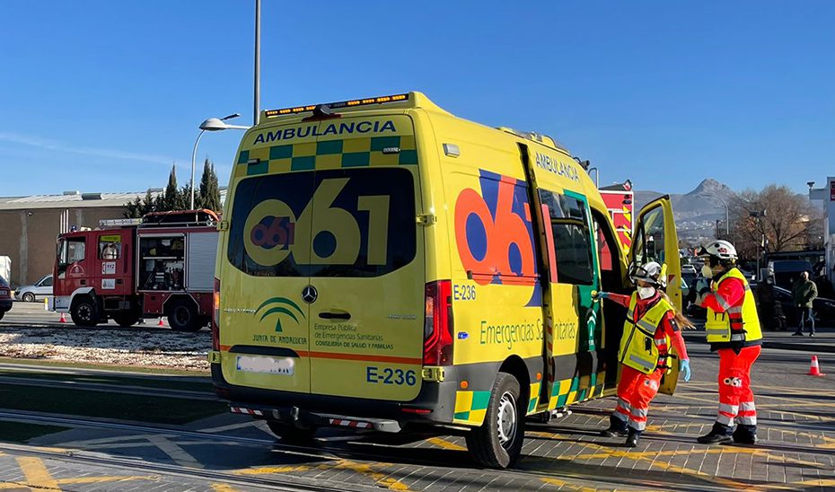 Muere un hombre al caer su coche por un barranco en Carataunas