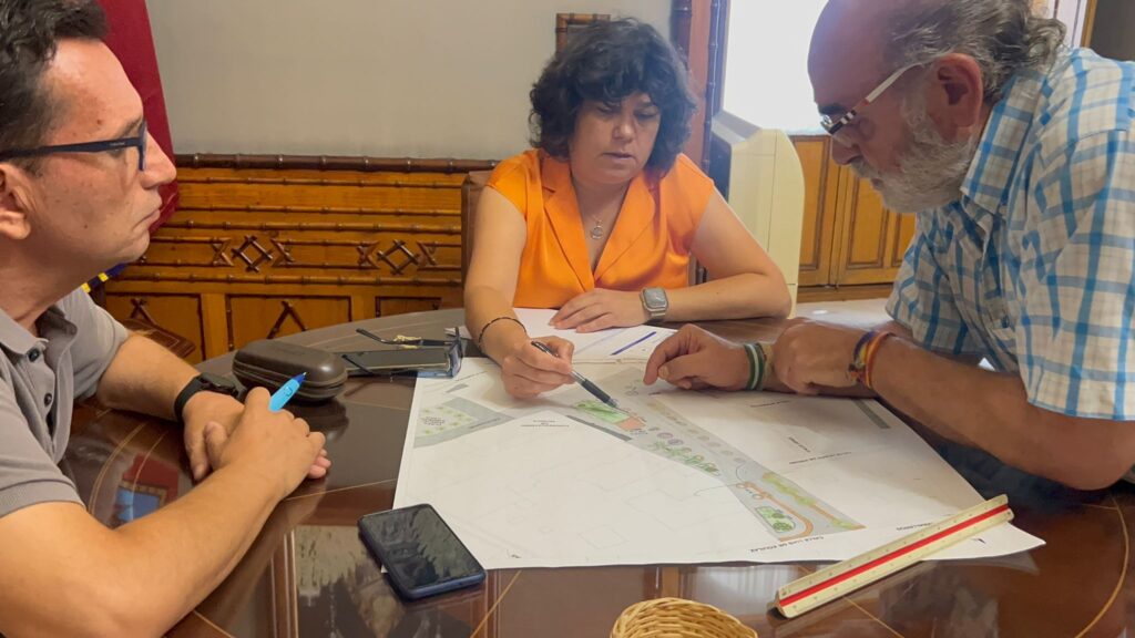 EL CONSEJO LOCAL DE HERMANDADES SE INTERESA POR EL PROYECTO DE PEATONALIZACIÓN DE LA PLAZA DE LA PAZ