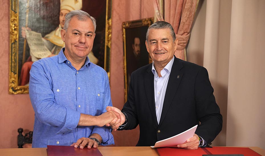 El Gobierno andaluz y el Ayuntamiento de Sevilla firman un convenio para formar a policías locales