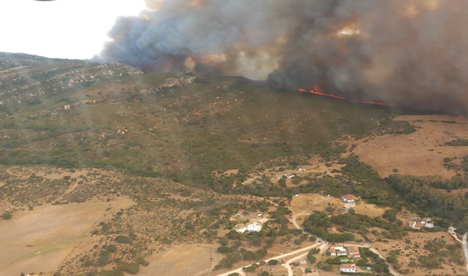La Junta eleva el Plan Infoca a fase de emergencia por un incendio forestal en Tarifa