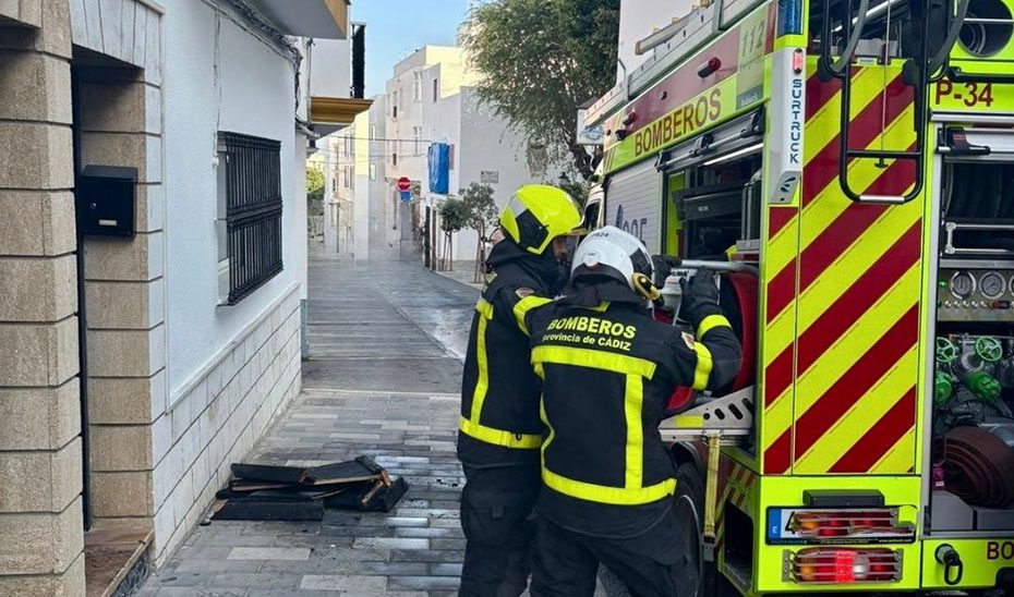 Una docena de desalojados en prevención por el incendio en un garaje comunitario en Ubrique