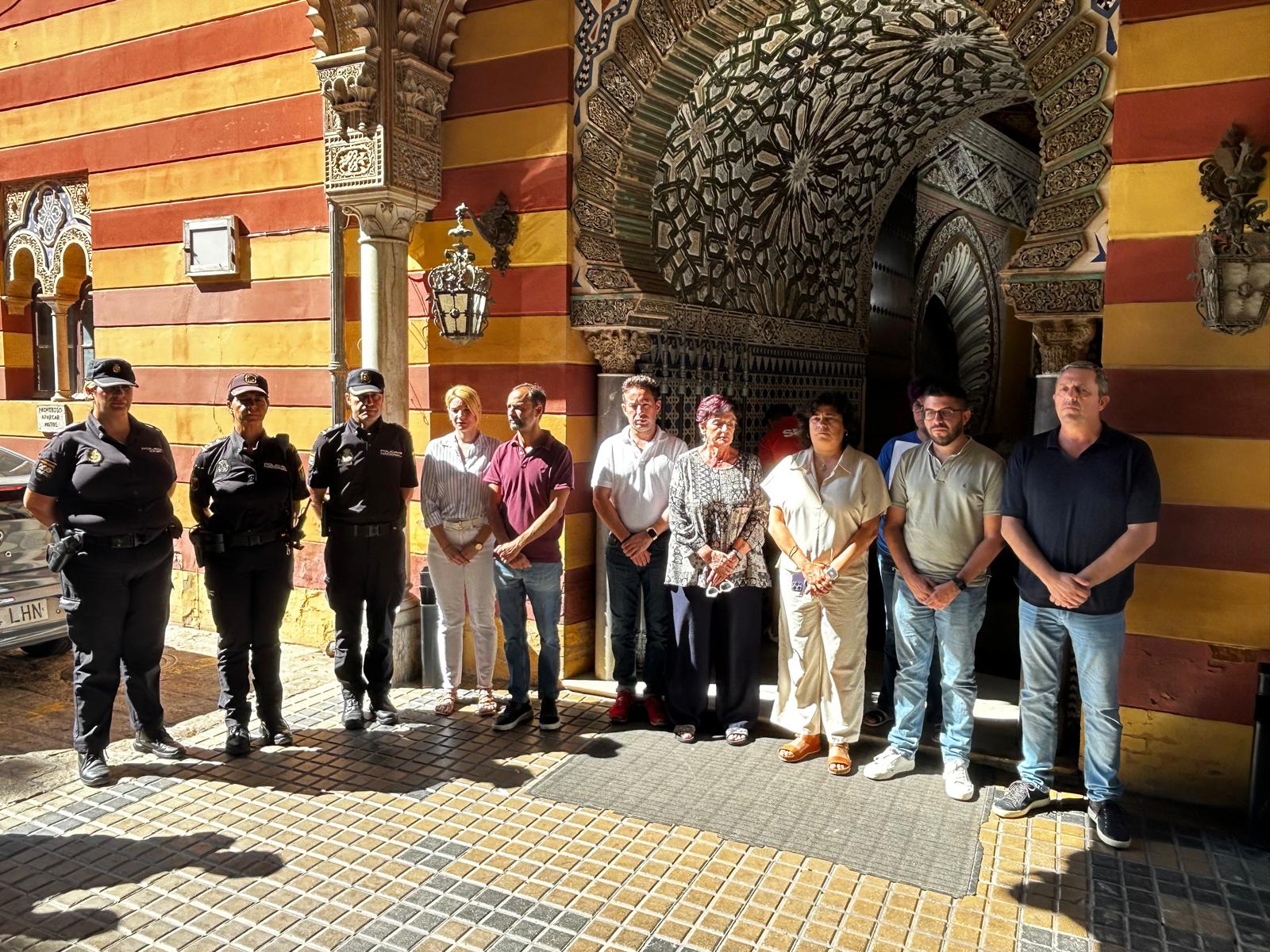 MINUTO DE SILENCIO EN EL PALACIO MUNICIPAL POR LA ÚLTIMA VÍCTIMA DE VIOLENCIA DE GÉNERO